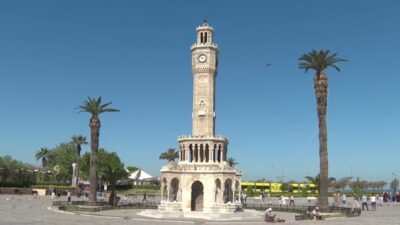 İzmir’in simgesi Saat Kulesi, 125 yıldır Konak Meydanı’nda kentin değişimine