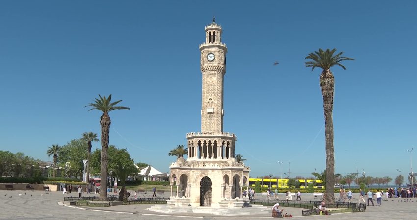 İzmir’in simgesi Saat Kulesi, 125 yıldır Konak Meydanı’nda kentin değişimine