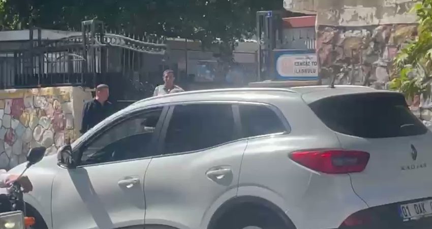 Şanlıurfa’da meydana gelen 5,4 büyüklüğündeki depremin ardından veliler, çocuklarını almak