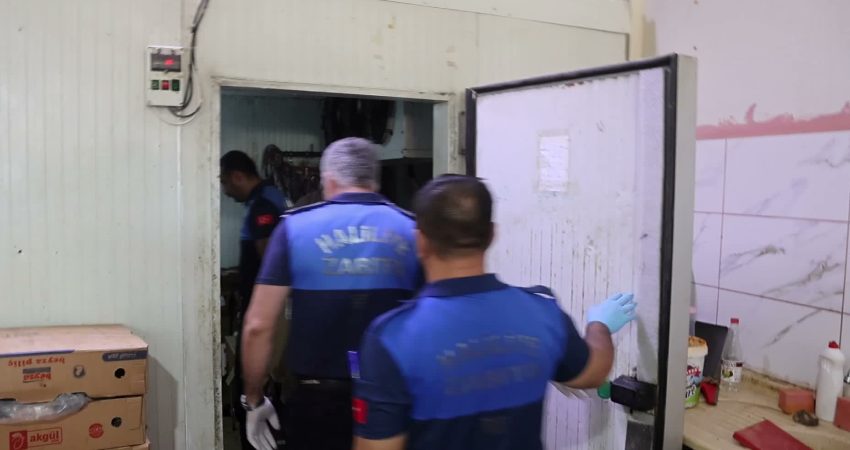 Şanlıurfa’nın Haliliye ilçesinde zabıta ekiplerince gerçekleştirilen gıda denetimlerinde, son kullanma