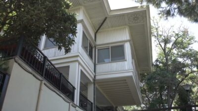 İzmir’in simge yapılarından Şato, 1954’teki “Şark Kahvesi” günlerinden bugüne uzanan