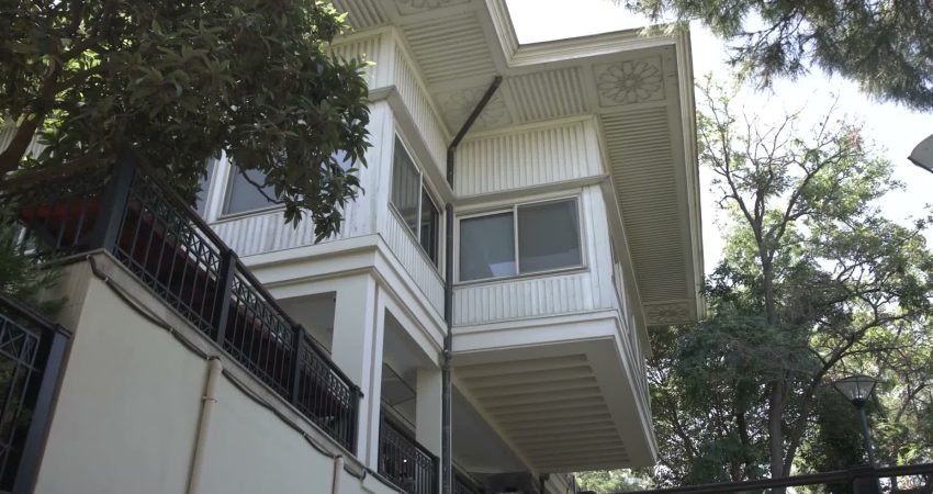 İzmir’in simge yapılarından Şato, 1954’teki “Şark Kahvesi” günlerinden bugüne uzanan