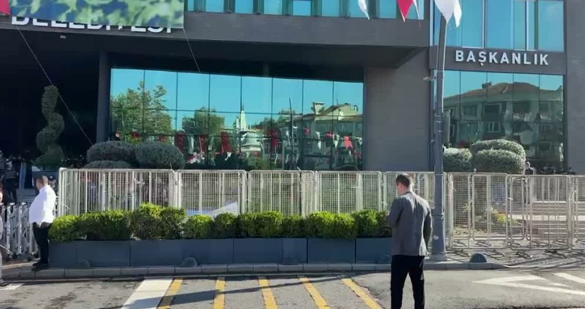 Seçimin yenileneceği Üsküdar Belediyesi çevresinde polis ablukası 31 Temmuz'da tutuklanan Sinem Dedetaş yerine Sibel Tan Çetinkaya'nın kazandığı
