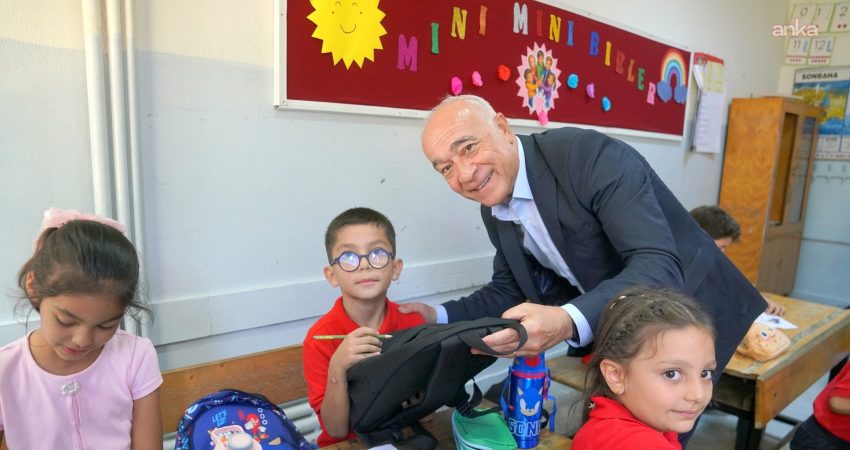 Seferihisar Belediyesi, yeni eğitim öğretim döneminin başlaması dolayısıyla öğrencilere çanta
