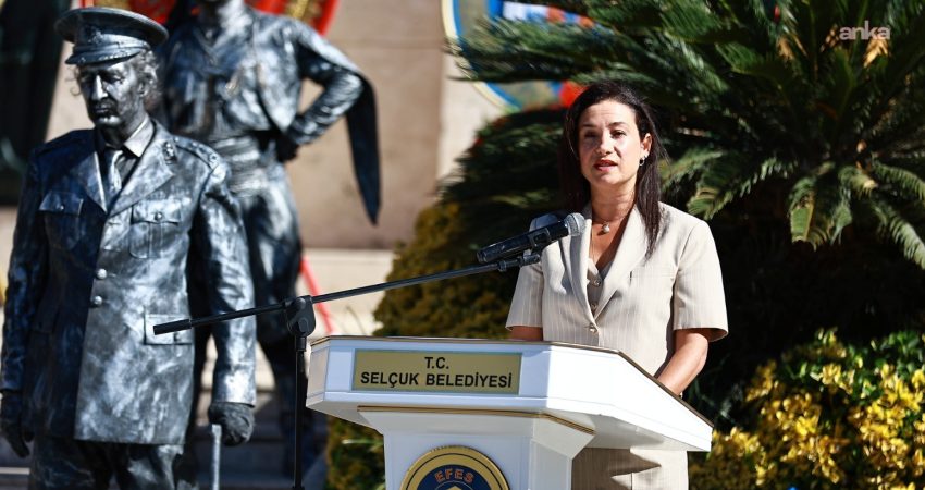 Selçuk’un düşman işgalinden kurtuluşunun 104. yıl dönümü, Atatürk Anıtı önünde