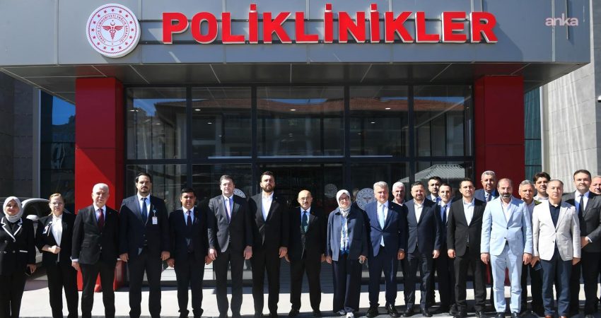 Balıkesir Valisi İsmail Ustaoğlu, yeni binasında hizmet vermeye başlayan Sındırgı