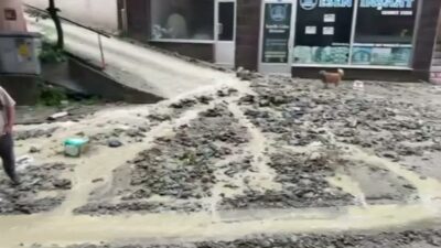 Sinop’un Ayancık ilçesinde etkili olan sağanak, günlük yaşamı olumsuz etkiledi.