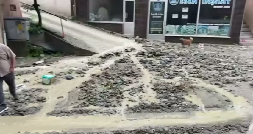 Sinop’un Ayancık ilçesinde etkili olan sağanak, günlük yaşamı olumsuz etkiledi.