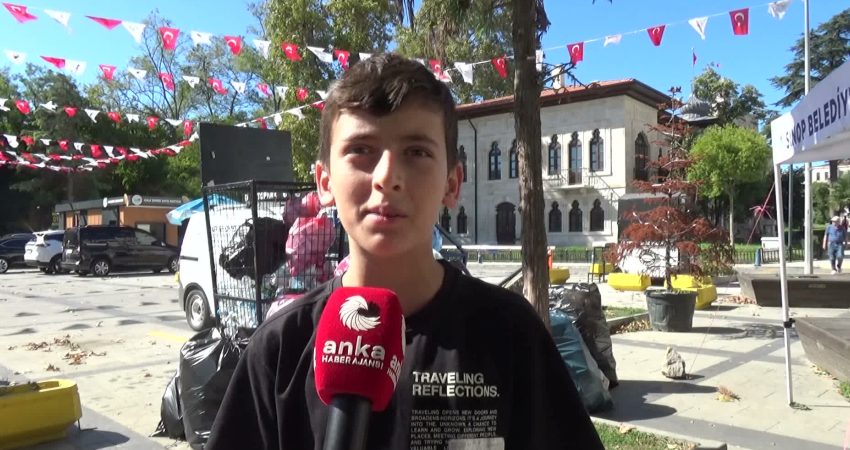 Sinoplu 11 yaşındaki Ömer, DMD hastası 8 yaşındaki Emre’ye destek için pet şişe topluyor Sinop’ta yaşayan 11 yaşındaki Ömer Özen’in, 8,5 yaşındaki DMD kas