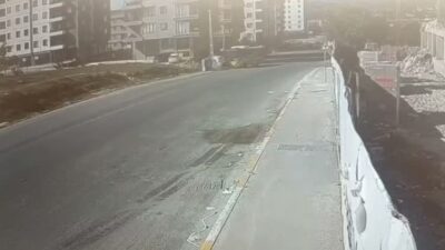 Sultanbeyli'de bir otomobil İETT otobüsüne çarptı, kazada biri bebek 4
