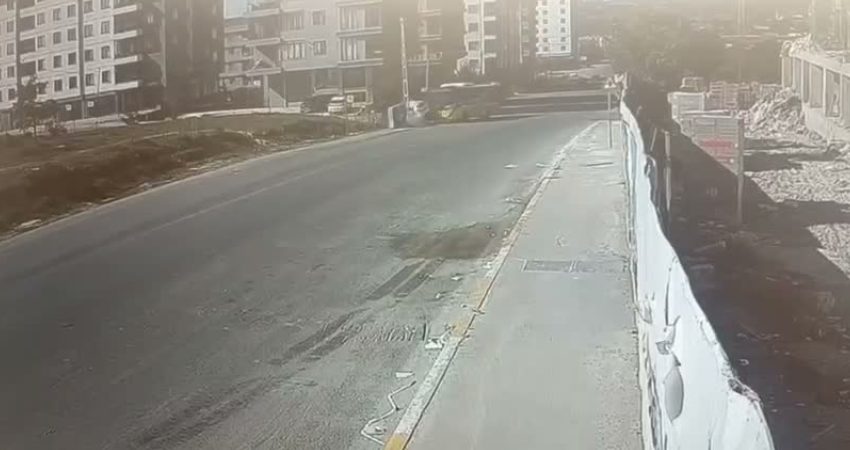 Sultanbeyli'de bir otomobil İETT otobüsüne çarptı, kazada biri bebek 4