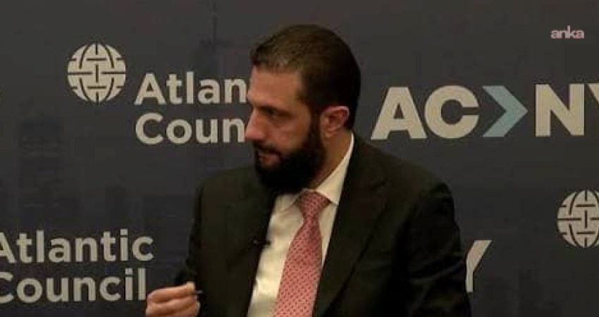 Suriye Cumhurbaşkanı Şara’dan Türkiye’nin Suriye’deki askeri varlığına ilişkin: “Hukuki statü için çalışıyoruz” Suriye Cumhurbaşkanı Ahmed eş-Şara, Türkiye'nin Suriye'nin kuzeybatısındaki askeri varlığının zaman