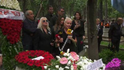 Sanatçı Tarık Akan ölümünün 10’uncu yılında kurucusu olduğu Taş İlkokulu’nda