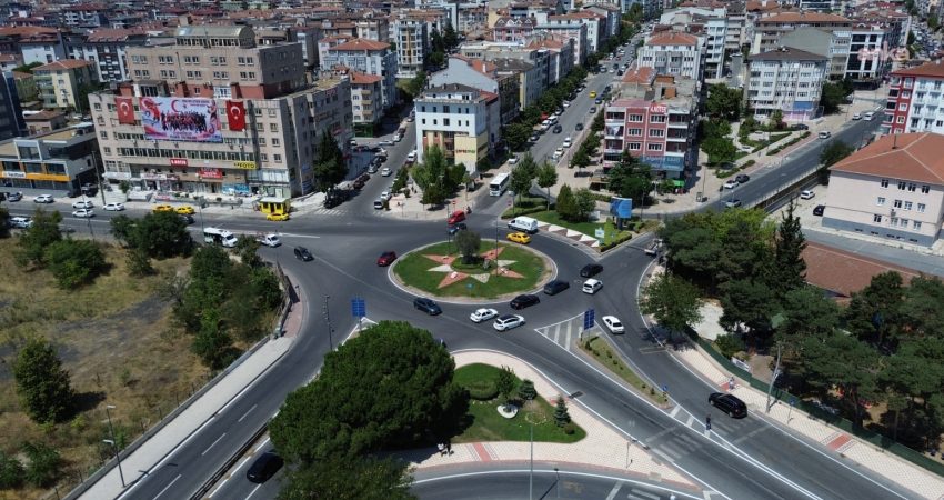 Tekirdağ Büyükşehir Belediyesi, Çerkezköy’ün ulaşım altyapısını güçlendiriyor Tekirdağ Büyükşehir Belediyesi’nin Çerkezköy kent merkezinde BSH Kavşağı, Güveniş Caddesi