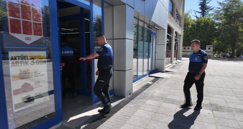 Tepebaşı Belediyesi Zabıta Müdürlüğü ekipleri, ilçe genelindeki marketlerde, son kullanma
