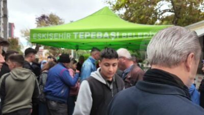 Tepebaşı Belediyesi, Ahilik Haftası dolayısıyla Reşadiye Camii’nde vatandaşlara pilav ikramında