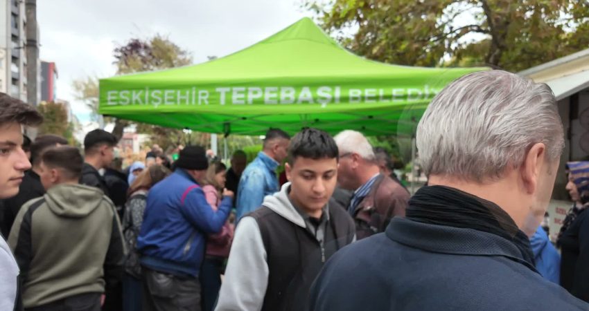 Tepebaşı Belediyesi, Ahilik Haftası dolayısıyla Reşadiye Camii’nde vatandaşlara pilav ikramında