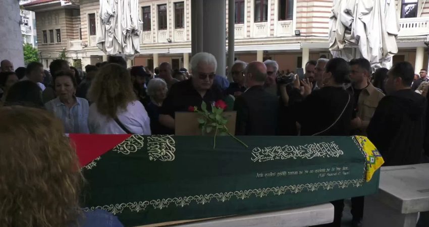 Tiyatro sanatçısı Gülsen Tuncer son yolculuğuna uğurlandı 81 yaşında hayatını kaybeden tiyatro, sinema, seslendirme sanatçısı ve akademisyen