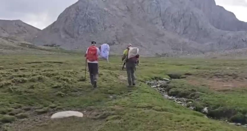 Tunceli’de doğa gezisini yarıda bırakıp 8 saat boyunca çöp taşıdılar Tunceli’nin Ovacık ilçesinde, 3 bin 337 metre rakımlı Kepir Yaylası’na
