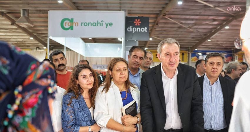 Tuncer Bakırhan, Diyarbakır Kitap Fuarı’nı ziyaret etti DEM Parti Eş Genel Başkanı Tuncer Bakırhan, Diyarbakır’da 10’uncusu düzenlenen