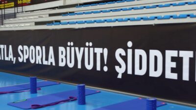 Turgutlu Belediyesi Kadın Basketbol Takımı'nın maçının öncesinde tribünlerde, geçen günlerde