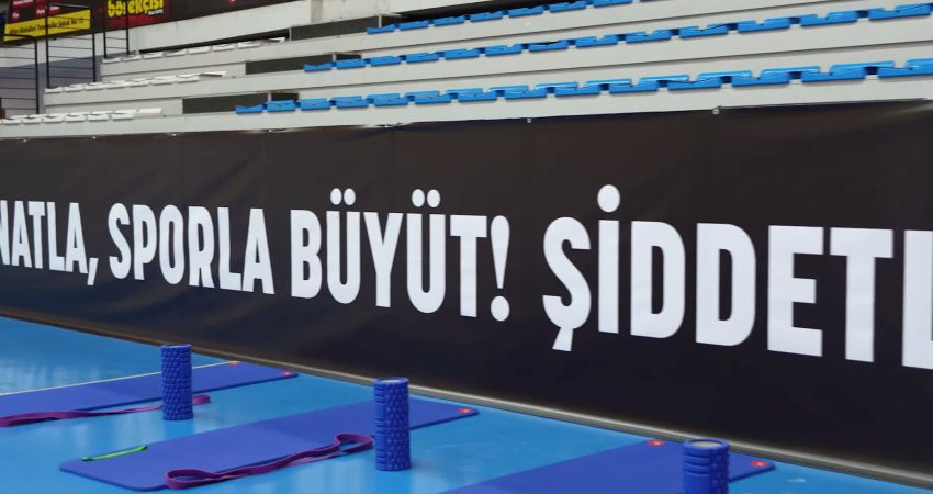 Turgutlu Belediyesi Kadın Basketbol Takımı'nın maçının öncesinde tribünlerde, geçen günlerde