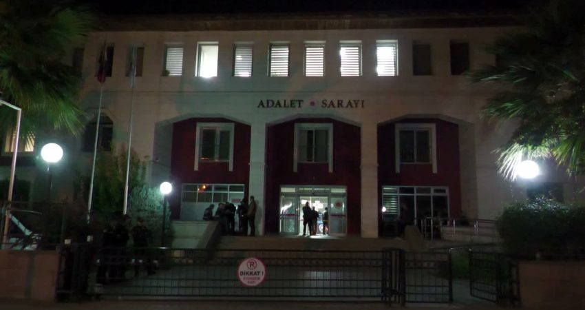 Manisa’nın Turgutlu ilçesinde okul önünde 11 öğrencinin yaralandığı silahlı saldırıya