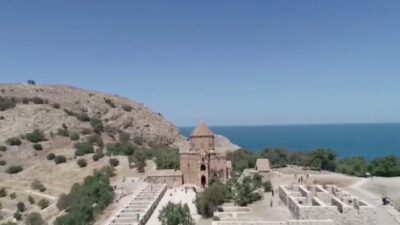 Akdamar Adası'ndaki ayine katılan Türkiye Ermenileri Patriği Sahak Maşalyan, Türkiye-Ermenistan
