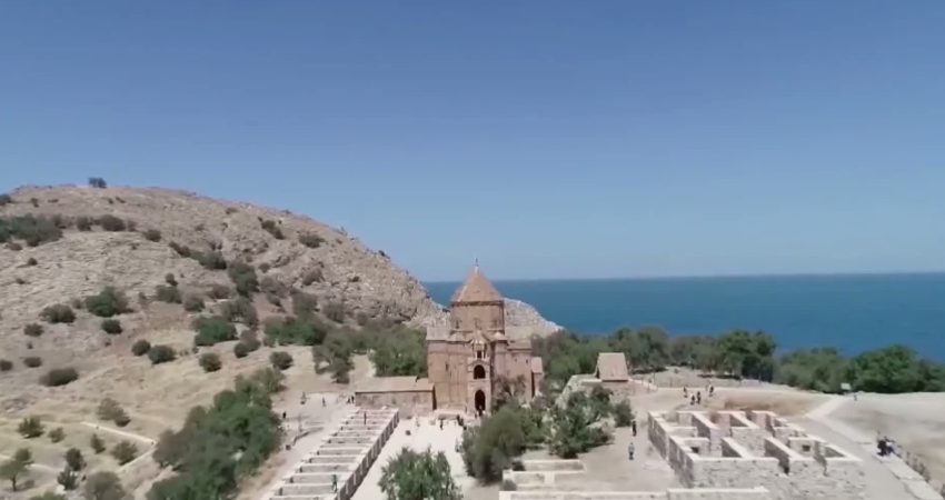 Türkiye Ermenileri Patriği Maşalyan: “Bu topraklarda yaşayan halklar barışı hak ediyor” Akdamar Adası'ndaki ayine katılan Türkiye Ermenileri Patriği Sahak Maşalyan, Türkiye-Ermenistan