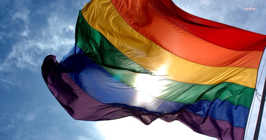 Türkiye’deki operasyonlar dünya basınında: “LGBTİ+ kişilerin suçlulaştırılması girişimi” Türkiye'de LGBTİ topluluğuna yönelik operasyonlar, tutuklamalar ve internet erişim engelleri uluslararası