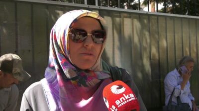Ücretli Öğretmenler Dayanışma Derneği üyesi öğretmenler, MEB önünde toplanarak yaşadıkları