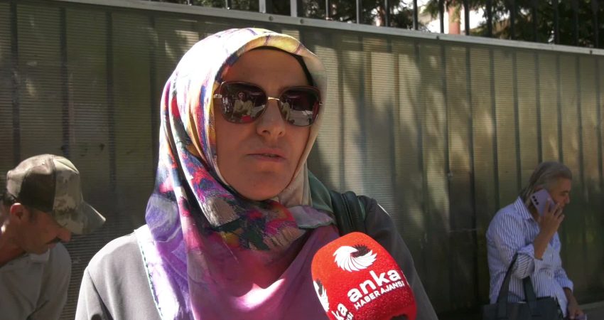 Ücretli Öğretmenler Dayanışma Derneği üyesi öğretmenler, MEB önünde toplanarak yaşadıkları