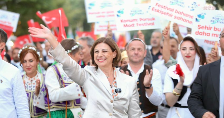 “Uluslararası Eskişehir Porsuk Festivali” kortej yürüyüşüyle başladı Eskişehir Büyükşehir Belediyesi’nin "2026 Eskişehir Yılı" kapsamında düzenlediği Uluslararası Eskişehir