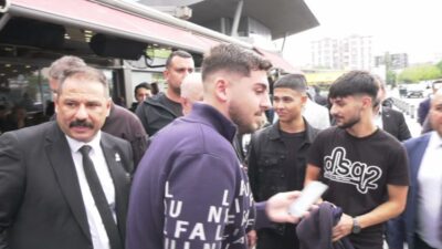 Zafer Partisi Genel Başkanı Ümit Özdağ, ArastaPark AVM ziyareti sırasında