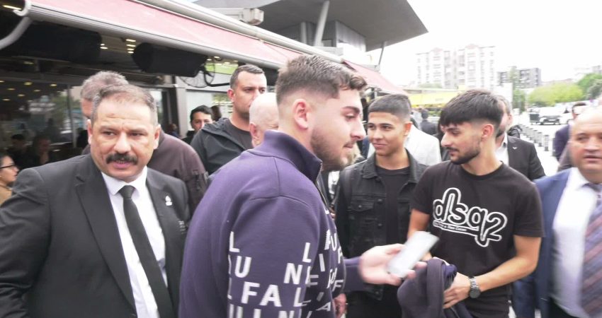 Zafer Partisi Genel Başkanı Ümit Özdağ, ArastaPark AVM ziyareti sırasında
