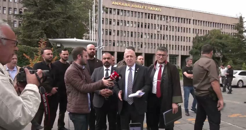 Ümit Özdağ’dan iki dilli tabelalara ilişkin suç duyurusu: “Yargıyı harekete geçmeye davet ediyoruz” Zafer Partisi Genel Başkanı Ümit Özdağ, Diyarbakır’da bazı cadde, sokak