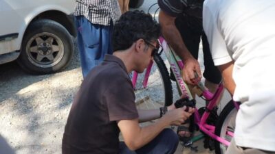 Muğla Büyükşehir Belediyesi tarafından Seydikemer’deki yangında bisikleti zarar gören Umut’a