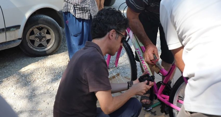 Umut’un bisikleti, Muğla Seydikemer’de yangının ardından dayanışmayı büyüttü Muğla Büyükşehir Belediyesi tarafından Seydikemer’deki yangında bisikleti zarar gören Umut’a