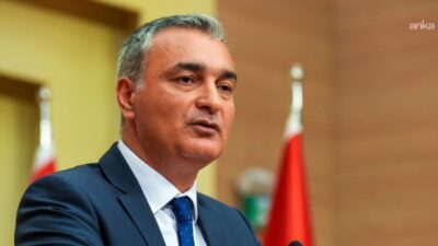 Üsküdar Belediyesi Başkan Vekilliği seçimi ertelendi… Müslim Sarı: Gözaltında bulunan Belediye Meclis Üyesi arkadaşlarımızın oy kullanabilmeleri için toplantıya katılmadık CHP Sözcüsü Müslim Sarı, "Gözaltında bulunan Belediye Meclis Üyesi arkadaşlarımızın