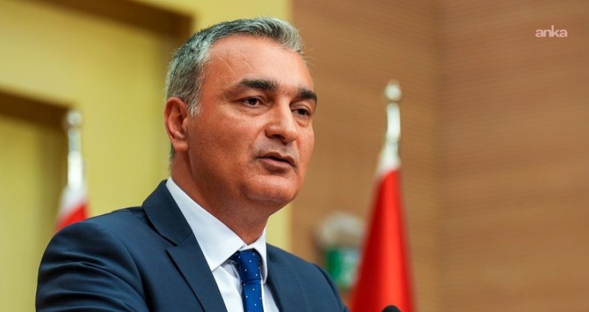 Üsküdar Belediyesi Başkan Vekilliği seçimi ertelendi… Müslim Sarı: Gözaltında bulunan Belediye Meclis Üyesi arkadaşlarımızın oy kullanabilmeleri için toplantıya katılmadık CHP Sözcüsü Müslim Sarı, "Gözaltında bulunan Belediye Meclis Üyesi arkadaşlarımızın