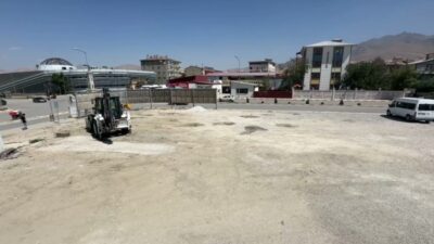 Van’da depremzedeler yıkılan taşınmazlarıyla ilgili sorunun 15 yıldır çözümünü bekliyor Van'da 2011 depreminde yıkılan 70 daireli sitenin bulunduğu taşınmazın hissedarları,