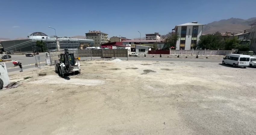 Van’da depremzedeler yıkılan taşınmazlarıyla ilgili sorunun 15 yıldır çözümünü bekliyor Van'da 2011 depreminde yıkılan 70 daireli sitenin bulunduğu taşınmazın hissedarları,