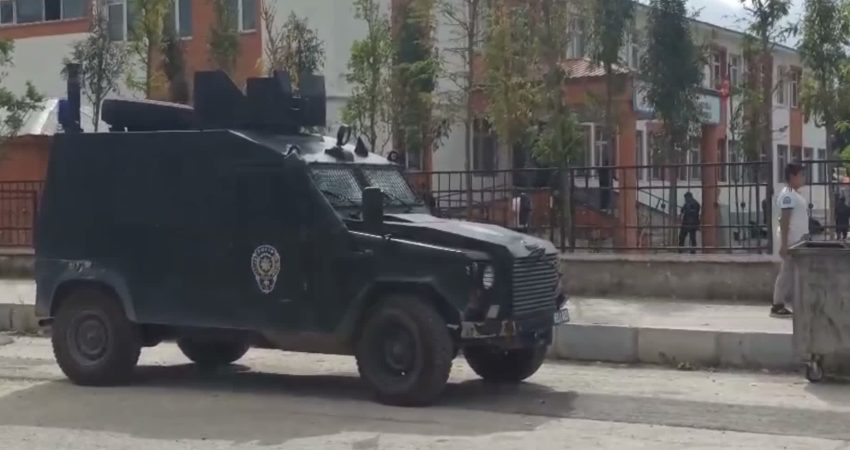 Van’ın Tuşba ilçesinde bir öğrencinin okula pompalı tüfekle geldiğinin görülmesi