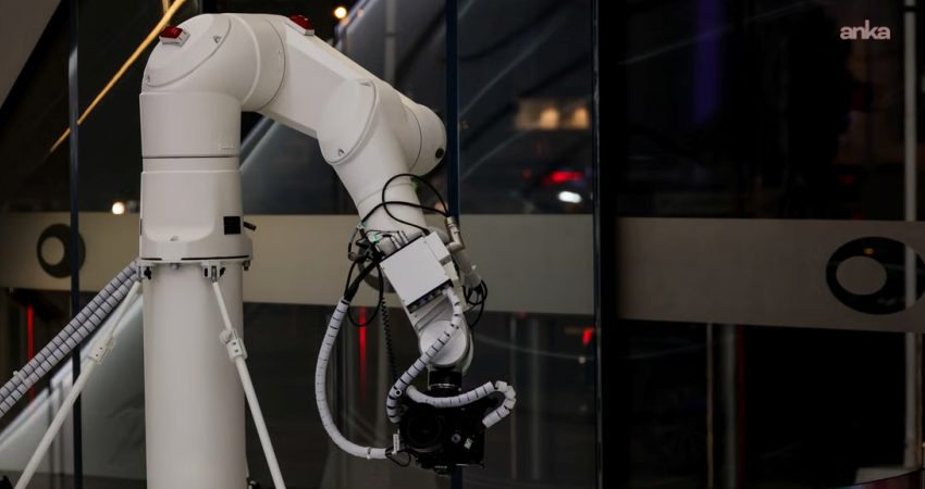 Microsoft CEO’su Satya Nadella, yapay zekanın insanlara hizmet etmesi ve