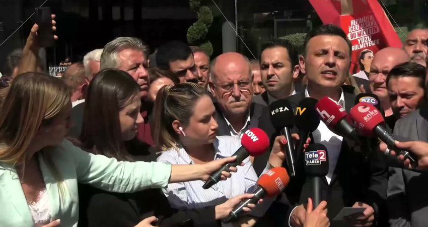 YENİ Parti İstanbul İl Başkanı Çelik: Er ya da geç sandık milletin önüne gelecek. Üsküdar bugünün hesabını soracak YENİ Parti İstanbul İl Başkanı Özgür Çelik, Üsküdar Belediyesi önünde