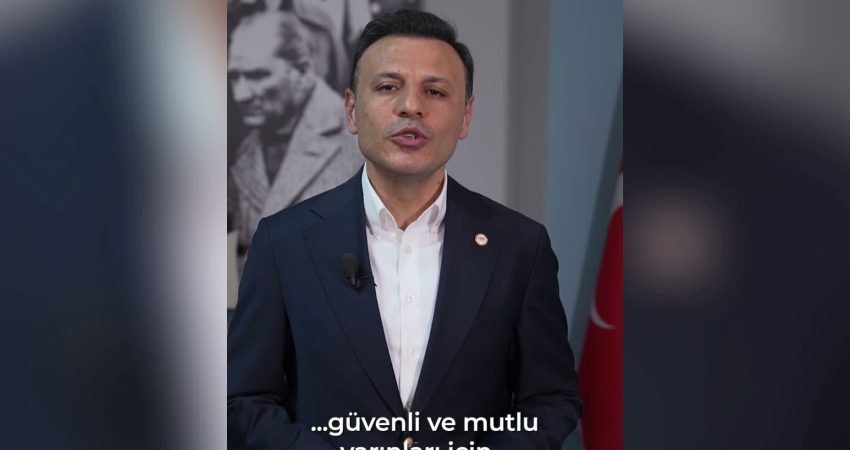 YENİ Parti İstanbul İl Başkanı Özgür Çelik’ten üyelik çağrısı YENİ Parti İstanbul İl Başkanı Özgür Çelik, İstanbul’da bir buçuk