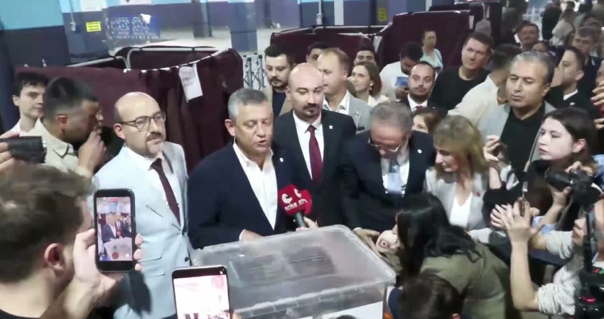 YENİ Parti Lideri Özel, Yunusemre’de ilçe başkanlığı için yapılan ön seçimde oy kullandı YENİ Parti Genel Başkanı Özgür Özel, Manisa'nın Yunusemre ilçesinde partisinin