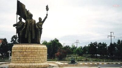 YENİ Parti Rize İl Başkanı Saltuk Deniz, Valilik önündeki Atatürk Anıtı’nın