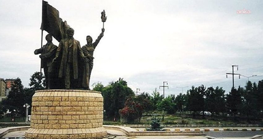 YENİ Parti Rize İl Başkanı Saltuk Deniz, Valilik önündeki Atatürk Anıtı’nın