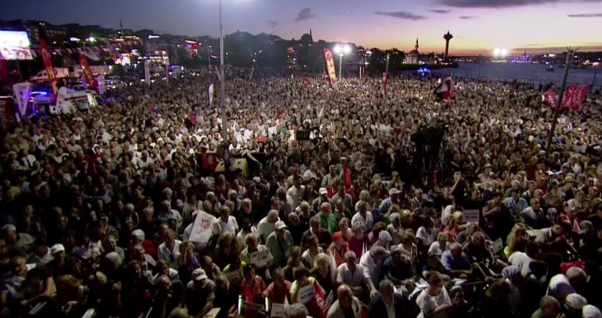YENİ Parti’den Üsküdar buluşması… Özgür Özel’den Erdoğan’a: Bu mu senin demokratlığın? YENİ Parti Genel Başkanı Özgür Özel, Üsküdar Belediye Başkan Vekilliği